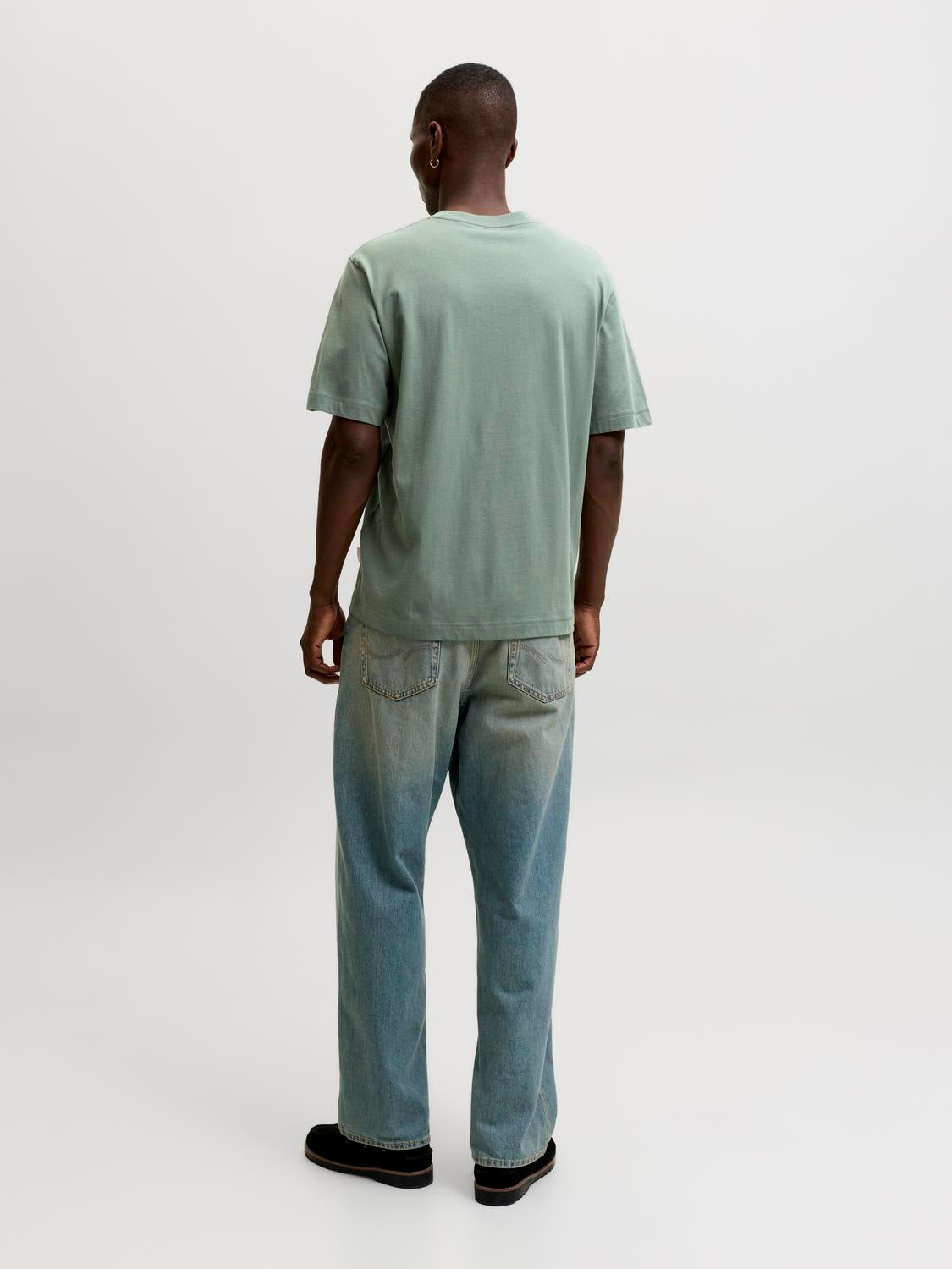 model_shot-back